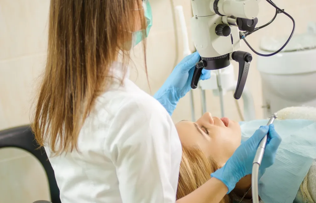 Sinire Yakın 20’lik Diş Çekimi: Neden Daha Farklı Hissedilir?