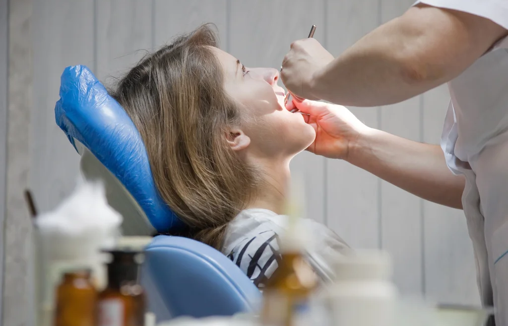 Diş Eti Çizgisinde Fark Edilen Hafif Gerilme Hissi Neden Oluşur?