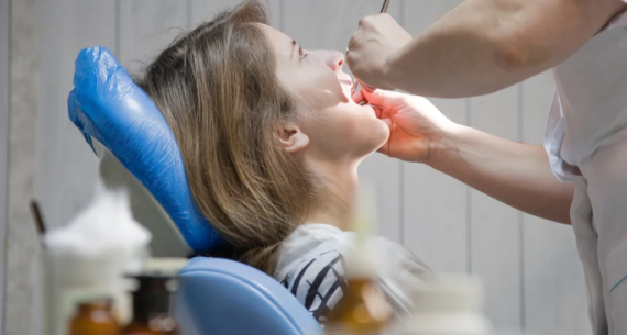 Diş Eti Çizgisinde Fark Edilen Hafif Gerilme Hissi Neden Oluşur?