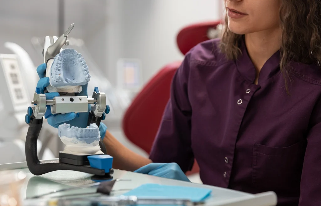 Kaplama Altındaki Dişlerde Hissedilen Değişimler Ne Anlatır?